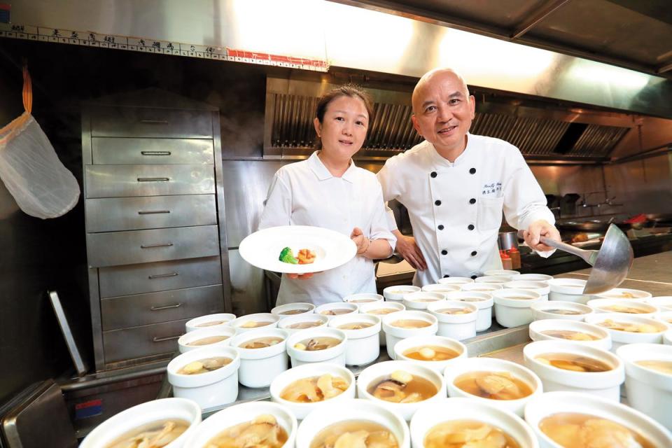 黃棐音（左）和行政主廚李凌明（右）合作多年，2人分別掌管外場和廚房料理。