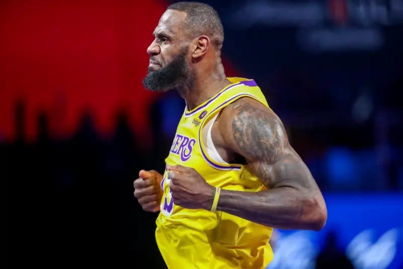 ▲「詹皇」LeBron James三分球5投全中，全場狂砍40分，率領湖人以129:120擊敗雷霆。（圖／美聯社／達志影像）