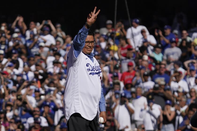 El ex pitcher de los Dodgers, el mexicano Fernando Valenzuela saluda a los fans.(Mark J. Terrill / Associated Press).