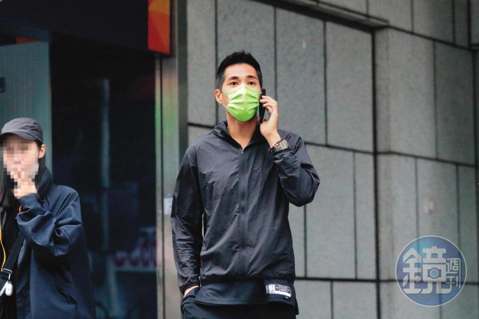 10月10日13時18分，藍正龍現身台北市某商業大樓，只見他頻頻拿著手機連絡拍攝事宜。