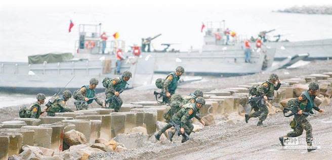 圖為漢光26號期間，海軍陸戰隊在屏東海邊演練搶灘上岸。（圖/本報資料照片）