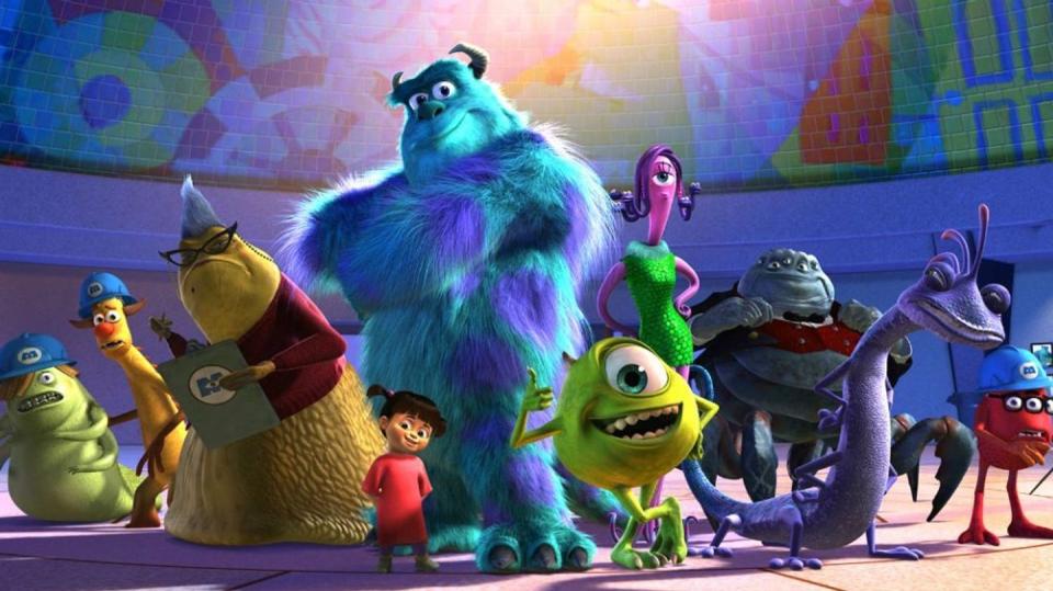 <p>Durante un tiempo, parecía muy sencillo: Pixar estaba en una racha tan espectacular que incluso algo tan tremendamente inventivo y de una belleza deslumbrante como <em>Monstruos, S.A.</em> podía considerarse un eslabón más de la cadena. Solo ahora, tras una serie de decepciones (incluida la olvidable precuela de 2013, <em>Monstruos University</em>), nos damos cuenta de lo bien que lo teníamos. Quizá más que cualquier otra película de Pixar, <em>Monstruos S.A</em>. hace estragos en las posibilidades de la animación, remontándose a la época dorada de los Looney Tunes por sus salvajes secuencias de acción que saltan de dimensión y su riqueza de gags de fondo, atiborrando la pantalla de color, vida e ingenio.</p><p> La caracterización es igualmente digna de mención.</p>