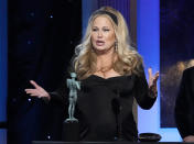 Jennifer Coolidge recibe el premio a mejor actriz de una serie de drama por "The White Lotus" en la 29a entrega anual de los Premios del Sindicato de Actores de la Pantalla el 26 de febrero de 2023, en el hotel Fairmont Century Plaza en Los Angeles. (Foto AP/Chris Pizzello)