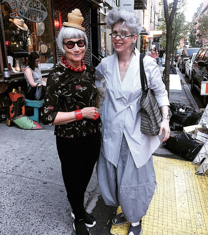 <p>Die zwei besten Freundinnen Jean (li.) und Valerie haben sich 2008 bei einer Vintage-Fashionshow kennengelernt, sind Ü50 und führen seit zehn Jahren ihren eigenen Fashion-Blog „Idiosyncratic Fashionistas“ (deutsch: eigenwillige Modefans). Sie bezeichnen sich als „nicht mehr so junge Style-Blogger“. Auf Instagram zeigen sie ihre extravagante Mode, ihr buntes Leben in New York und erzählen in ihrem Blog von ihren Reisen. Dabei nehmen sie sich nie ganz ernst, ein äußerst erfrischendes Duo! Auf Instagram haben sie über 28.000 Follower.(Bild: Screenshot/Instagram//idiosyncraticfashionistas) </p>