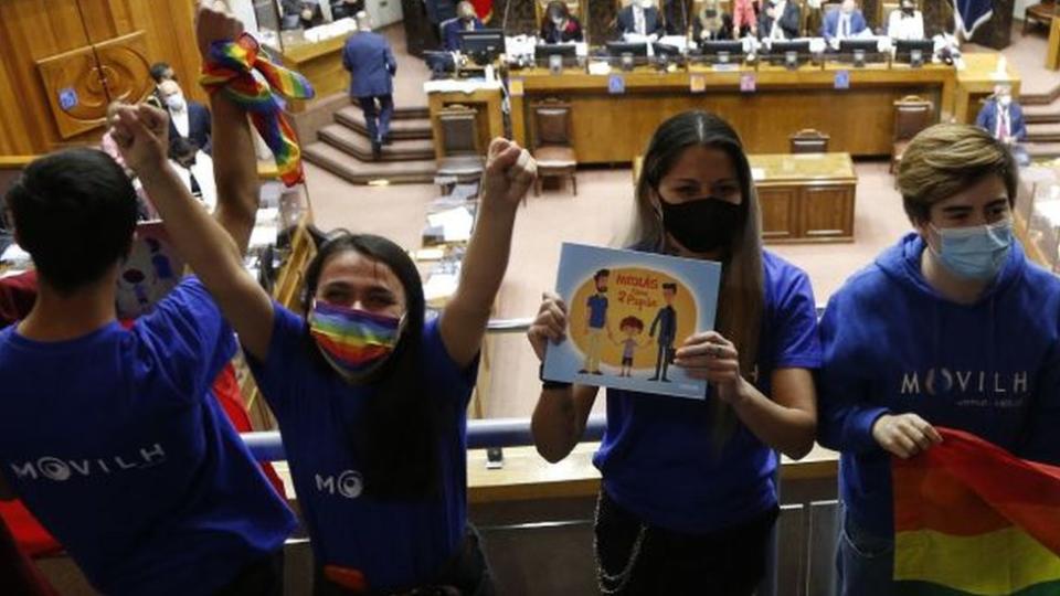 Jóvenes celebran aprobación de matrimonio igualitario en el Congreso de Chile.