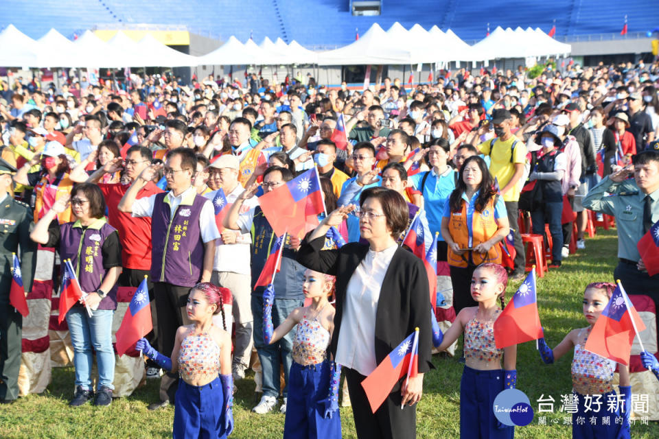 彰化縣慶祝中華民國113歲生日，四千人一起健行慶生。圖／記者鄧富珍攝