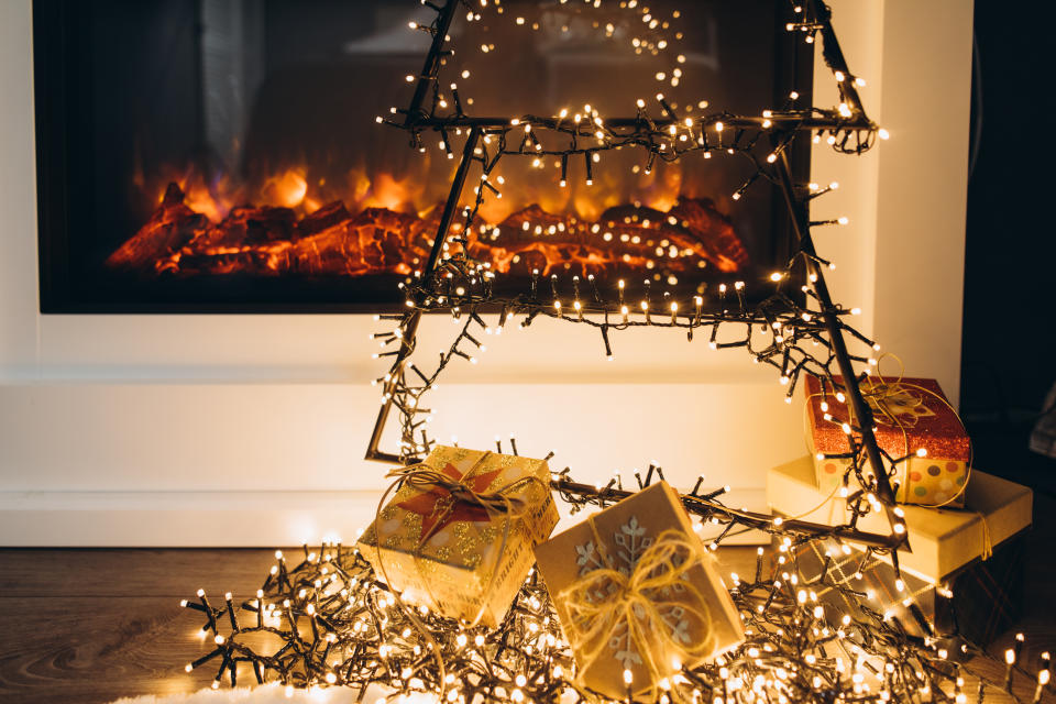 Lichterketten sorgen für festlichen Glanz. (Symbolbild: Getty Images)