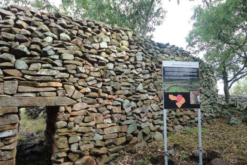 肯亞的古石牆建築「希穆里奇定居點」（Wycondi@Wikipedia/CC BY-SA 3.0）