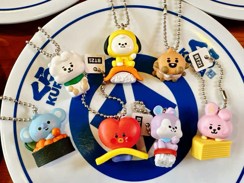 「BT21 立體吊飾」更搭配玉子燒、鮭魚握壽司、千層蛋糕、鮭魚卵軍艦壽司等藏壽司佳餚，讓 BT21 與藏友們共同享用經典美味！