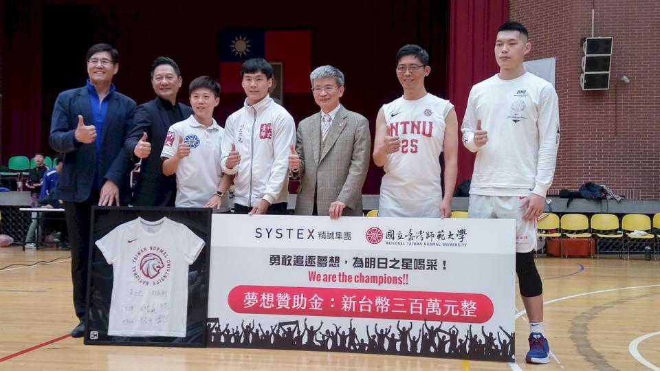 台灣師範大學獲得贊助金，學校國手唐嘉鴻(中)與雷千瑩(左三)出席捐贈儀式。(陳國維 攝)