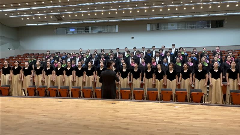 由國立實驗合唱團與國立台北教育大學攜手合作，派出111位團員演唱《大家行共路》彩排現場