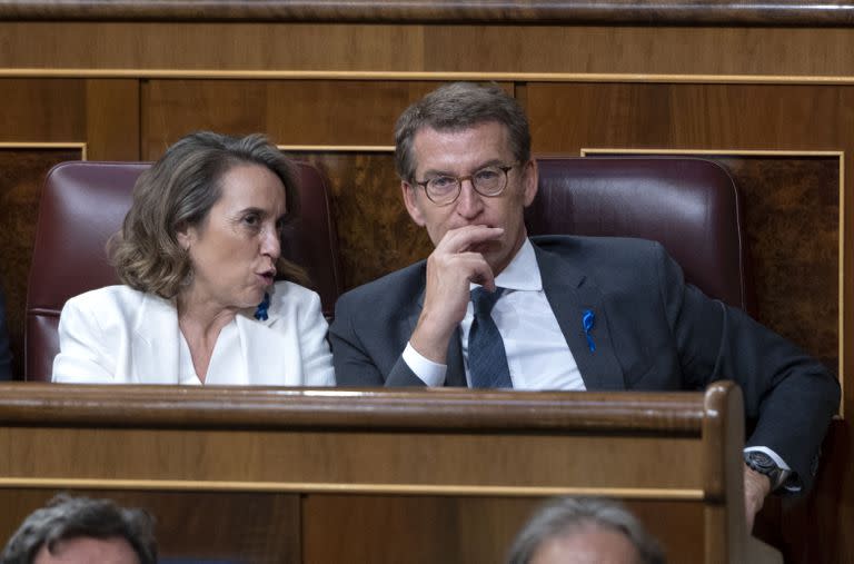 La secretaria general y vocera del Partido Popular (PP), Cuca Gamarra, y el presidente del PP, Alberto Núñez Feijóo