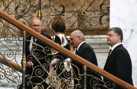 (L-R) Russia's President Vladimir Putin, European Union foreign policy chief Catherine Ashton, Belarus' President Alexander Lukashenko and Ukraine's President Petro Poroshenko walk together after a posing for a photo during their meeting in Minsk, August 26, 2014. REUTERS/Grigory Dukor