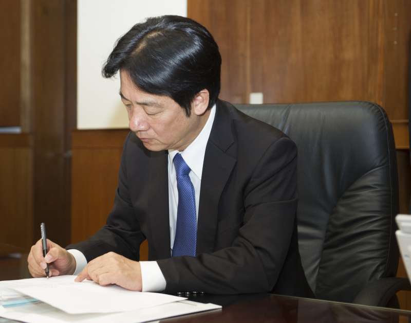 行政院長賴清德簽署第一份公文。（行政院提供）
