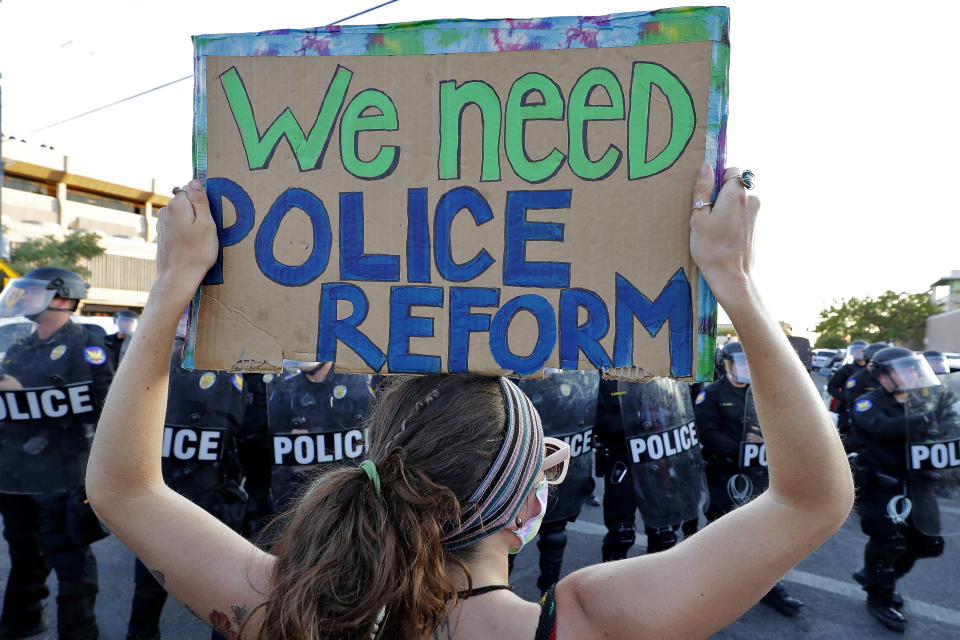 Una manifestante en Arizona exige una reforma de la policía durante las marchas en repudio al racismo y a la muerte de George Floyd. (AP Photo/Matt York)