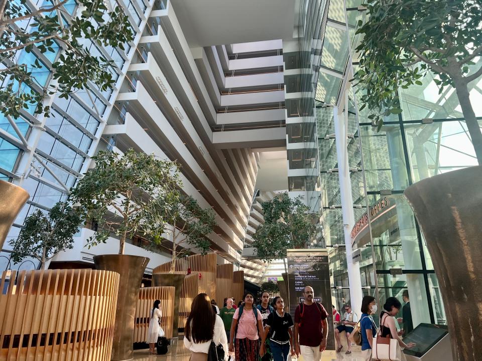 The sloping building viewed from the inside hallway on floor 1.