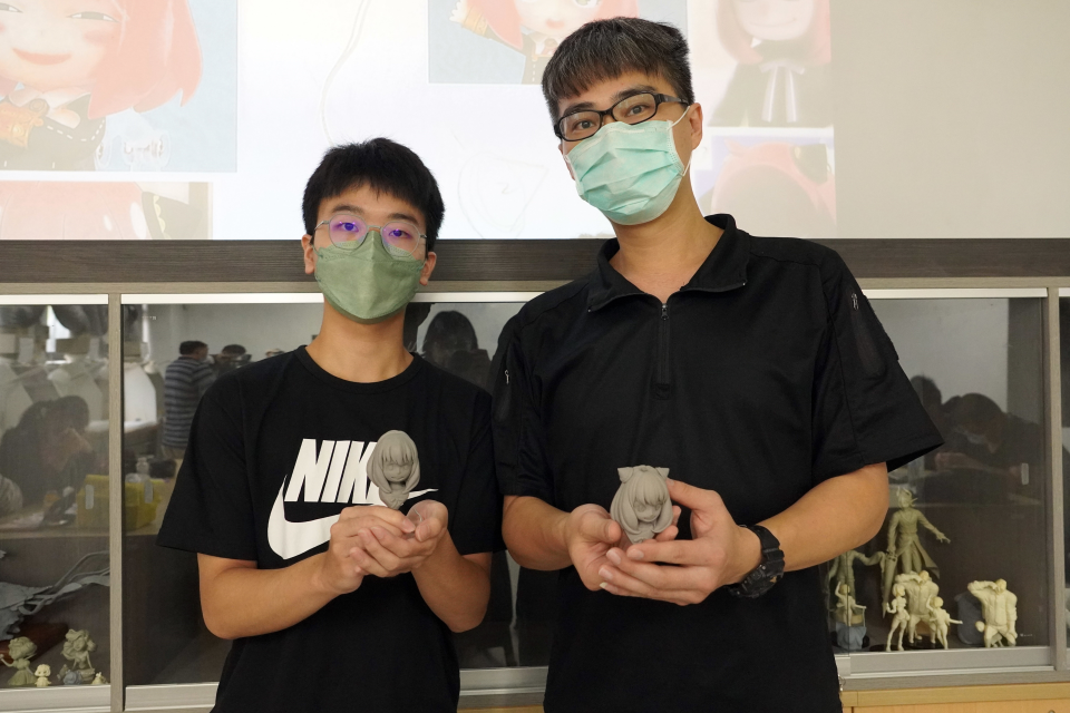 大葉大學多媒體新生施明佑(左)與江家慶老師(右)分享他的成果(圖片來源:大葉大學)