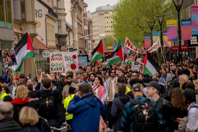 Manifestantes marchan por las calles de Malmo en contra de la guerra de Gaza