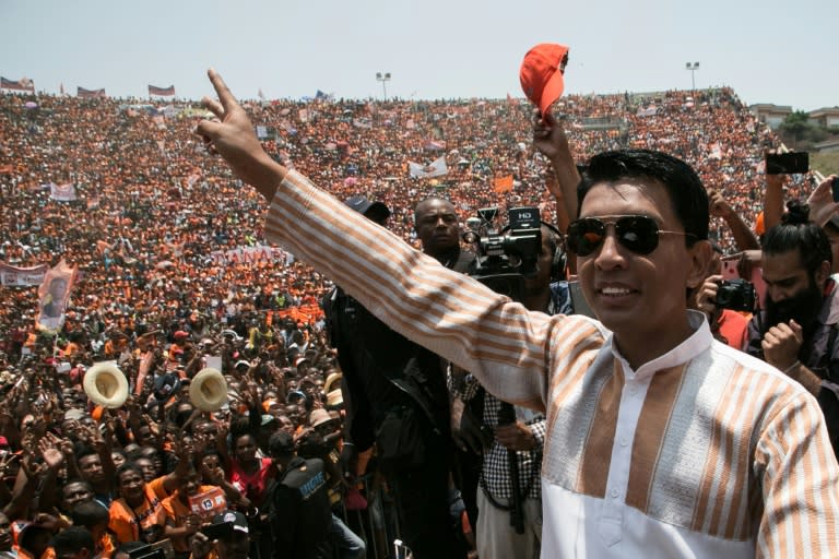 Neither Andry Rajoelina (R) nor his arch-rival Marc Ravalomanana won the 50 percent of votes required for a first-round victory