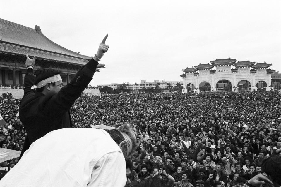 1990年3月，四十年來從來未曾改選的國民大會，在陽明山中山樓自行通過『臨時條款修正案』，將所選出的增額代表延長為9年，創下國會議員自行通過延長任期的惡例，在當時被嘲諷為山中傳奇。此舉也激發民眾在中正紀念堂廣場聚會與大學生們大規模的野百合學運。 圖：杭大鵬／攝