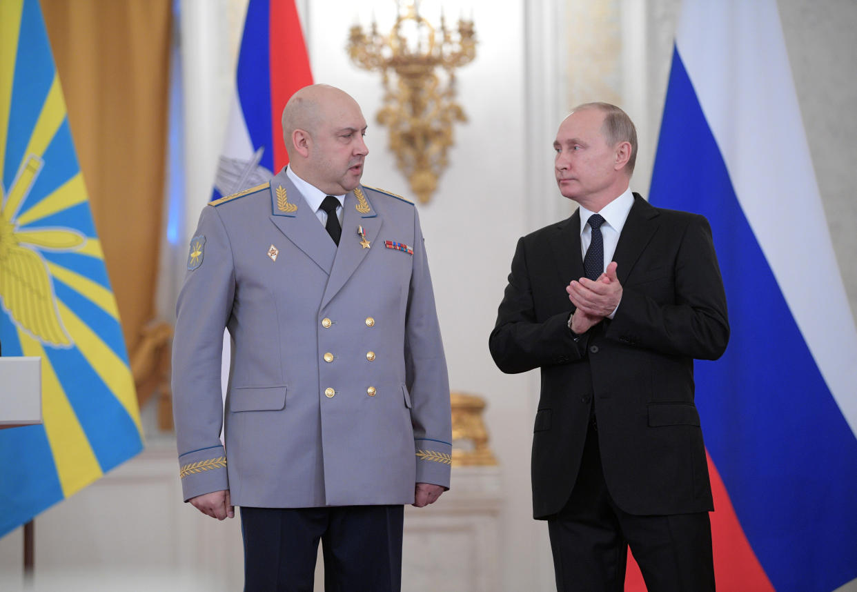 Russian President Vladimir Putin (right) and Sergei Surovikin in 2017. 