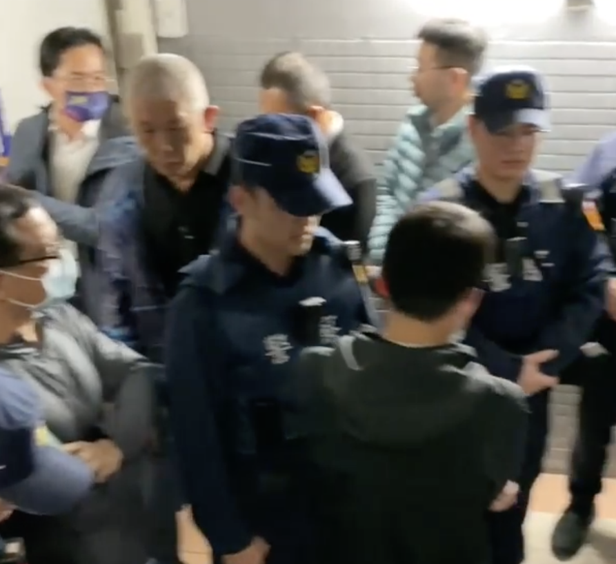 NET（主富公司）指基隆市警局出動大批警力，在並無急迫性與必要性的情況下，於2/01凌晨強行破門接管基隆東岸商場。晟奕法律事務所提供