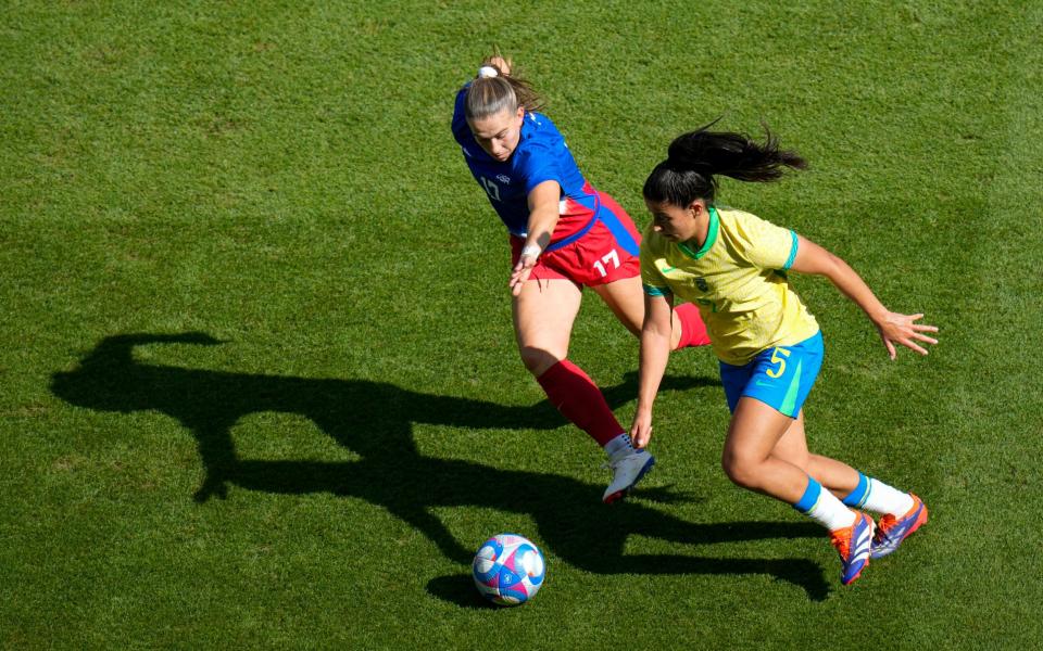 Samantha Coffey, of the United States, left, challenges for the ball Brazil's Duda Sampaio