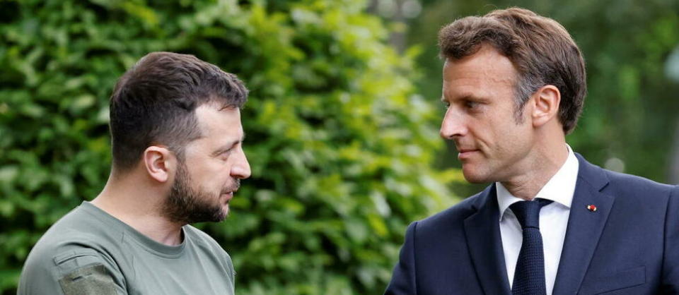 Poignée de main entre Volodymyr Zelensky et Emmanuel Macron lors d'une rencontre à Kiev en juin 2022.  - Credit:LUDOVIC MARIN / POOL / AFP