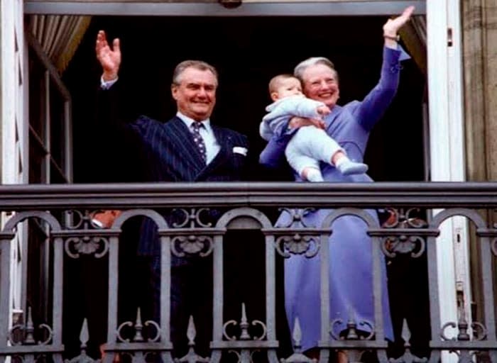 La reina Margarita con su marido y su nieto mayor