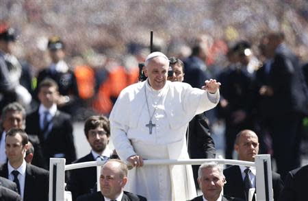 Pope Francis waves as he leads the Easter mass in Saint Peter's Square at the Vatican April 20, 2014. REUTERS/Tony Gentile