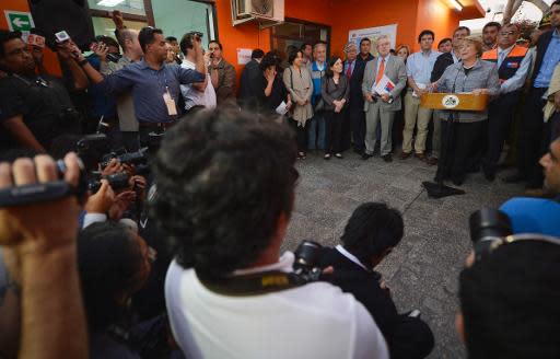 La presidenta de Chile, Michelle Bachelet, habla con la prensa en Arica (norte), el 2 de abril de 2014, luego del sismo que sacudió la región (AFP | Cris Bouroncle)