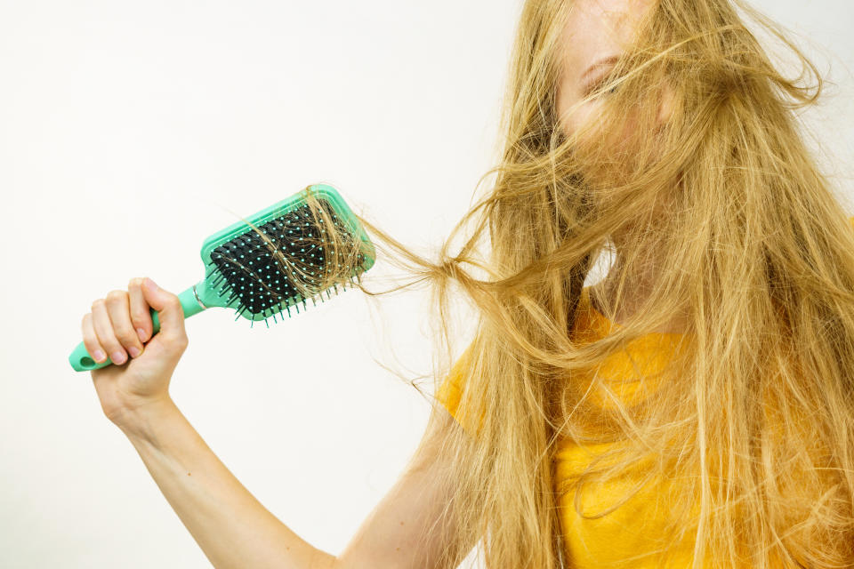 Nie wieder schmerzhaftes Ziepen beim Haarekämmen: Mit einem Leave-in-Conditioner lassen sich widerspenstige Haare zähmen und werden gleichzeitig gepflegt. (Bild: Getty Images)