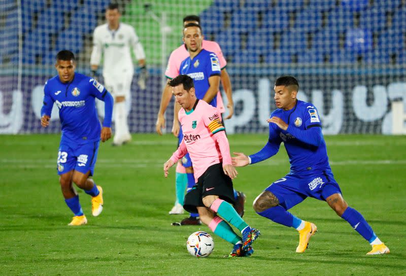 Lionel Messi conduce la pelota durante el partido entre el Getafe y el Barça