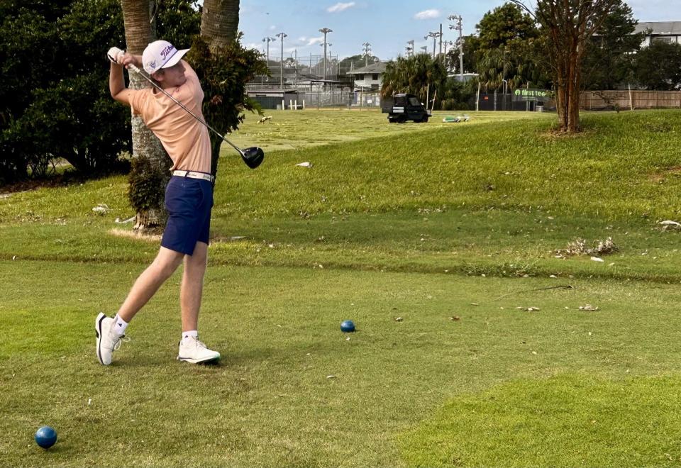 Luke Balaskiewicz, estudiante de último año de Bolles, ganó el campeonato individual del Jax Varsity Invitational con 62 golpes, 9 bajo par, el 28 de septiembre en el Jacksonville Beach Golf Club.