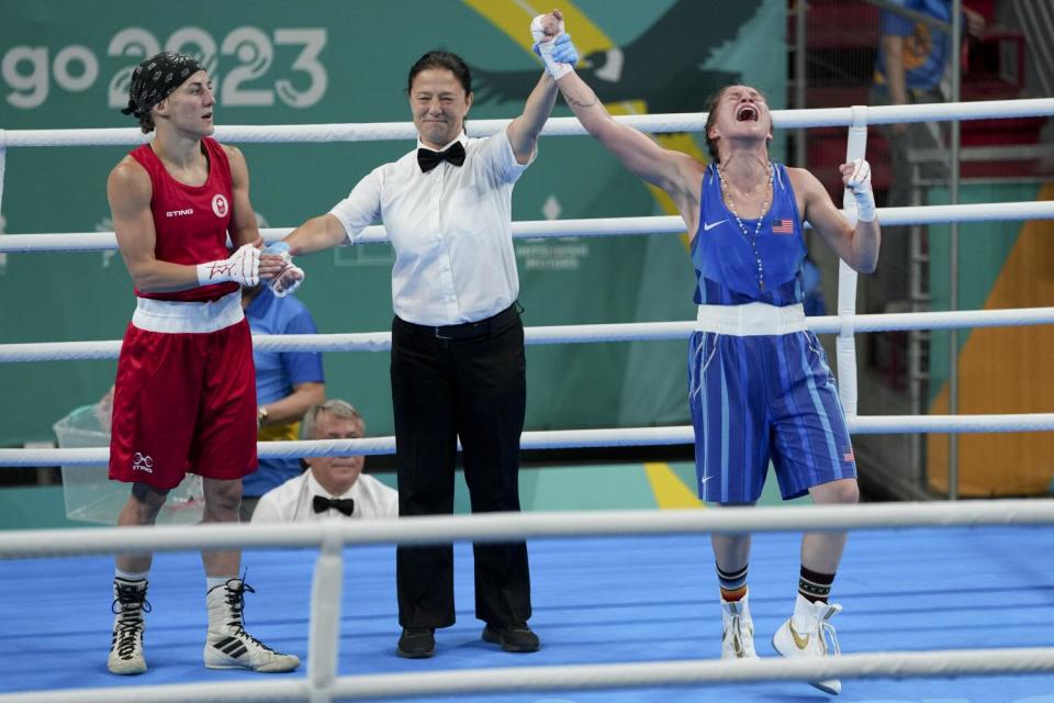 La boxeadora estadounidense Jennifer Lozano mira hacia arriba y reacciona cuando el árbitro levanta su brazo para indicar que había ganado su pelea.