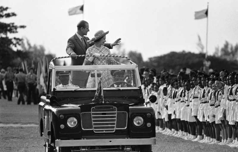 1977年，英國菲利普親王陪同女王出訪巴哈馬群島。（AP）