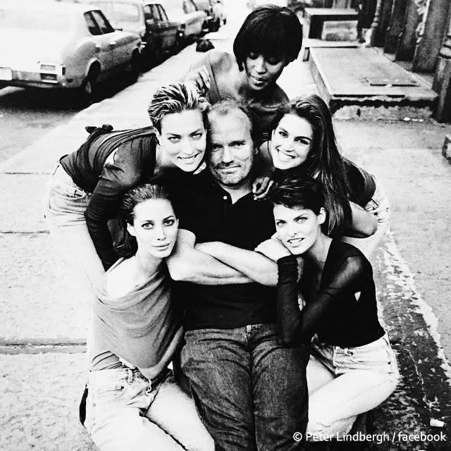 The original supermodels – Naomi Campbell, Linda Evangelista, Tatjana Patitz, Christy Turlington, and Cindy Crawford pose with Peter Lindbergh, the iconic fashion photographer who did the Vogue cover shoot.