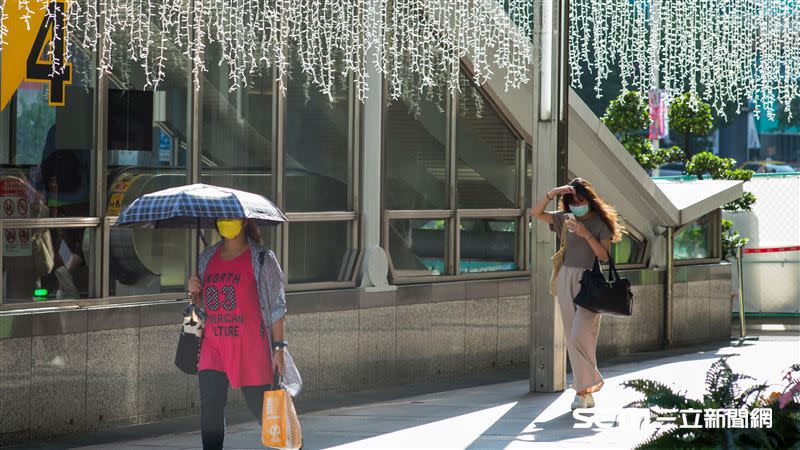 今明「秋老虎」最後兩天，週三東北風抵達，北台灣轉有局部雨。（圖／記者陳弋攝影）