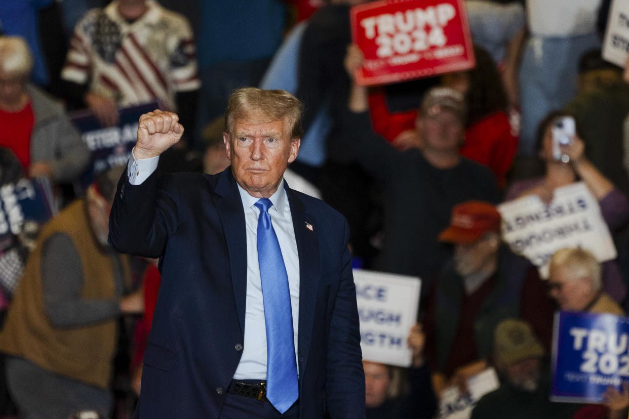 El expresidente Donald Trump durante un acto de campaña en la Preparatoria Stevens de Claremont, Nuevo Hampshire, el 11 de noviembre de 2023. (Sophie Park/The New York Times)