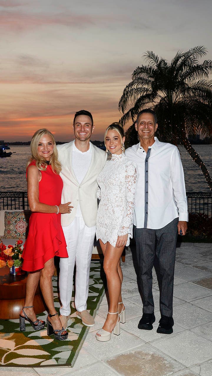 La familia Rudolph y Mia en la fiesta de compromiso