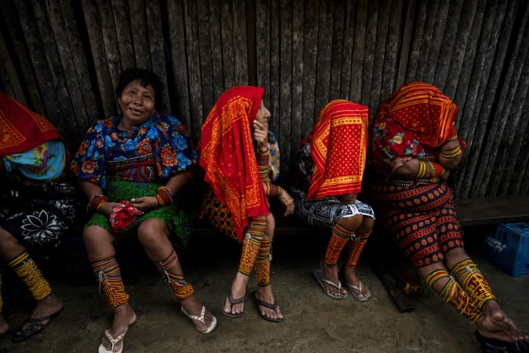 Mujeres indígenas panameñas esperan a ser trasladadas a tierra firme, isla Cartí Sugdupu, Guna Yala, Panamá, el 3 de junio de 2024 (MARTIN BERNETTI)