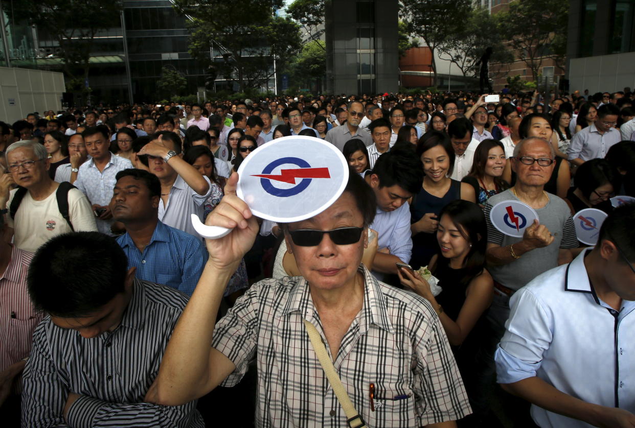 People attend a lunchtime rally by the ruling  People's Action Party (PAP) at the central business district in Singapore September 8, 2015. Singaporeans will go to the polls on September 11. REUTERS/Edgar Su 