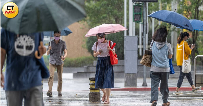 受到西南風影響，南部地區有短陣陣雨或雷雨。（示意圖／焦正德攝）