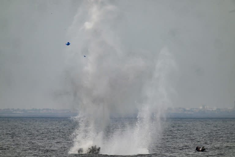 Des plongeurs déclenchent une charge explosive pour simuler la destruction d'une mine en mer Noire, lors d'un exercice au large du port roumain de Constanta, le 16 avril 2024 (Daniel MIHAILESCU)