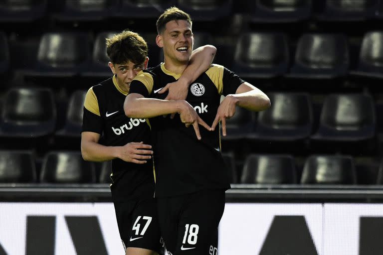 El festejo de Federico Girotti, autor de un golazo a Belgrano, ya superada una larga e inusual lesión; San Lorenzo se entusiasma en la Copa Argentina.