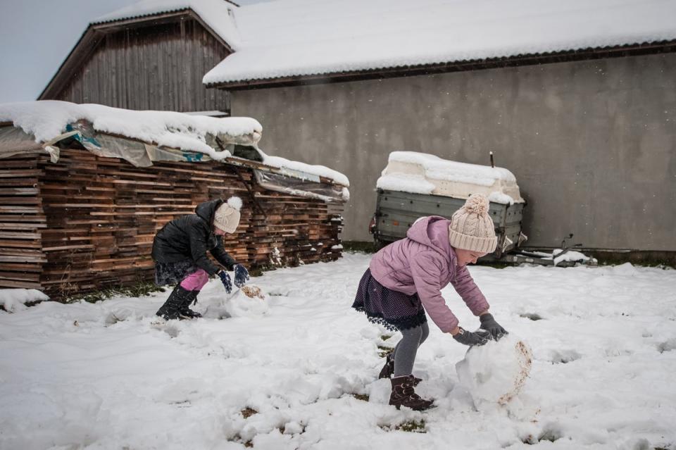 Iana*, 15, and Pavlo*, 12, live in Romania with their father, mother, five brothers, and three sisters (Alina Smutko/Save the Children)