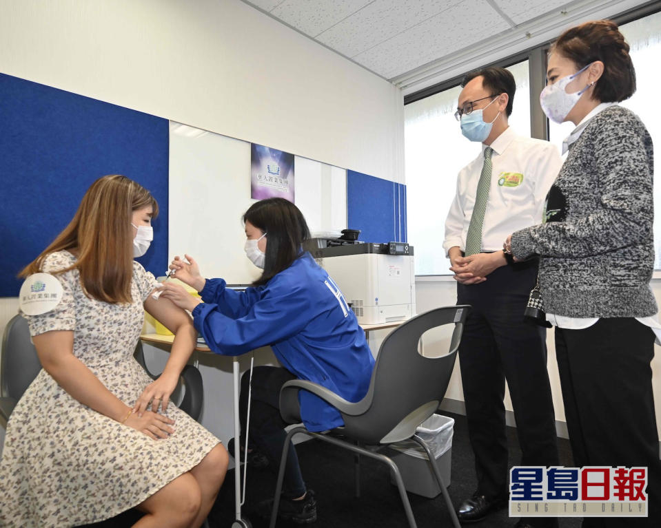 華人置業超過200名員工、租戶透過外展服務接種疫苗。政府新聞處圖片