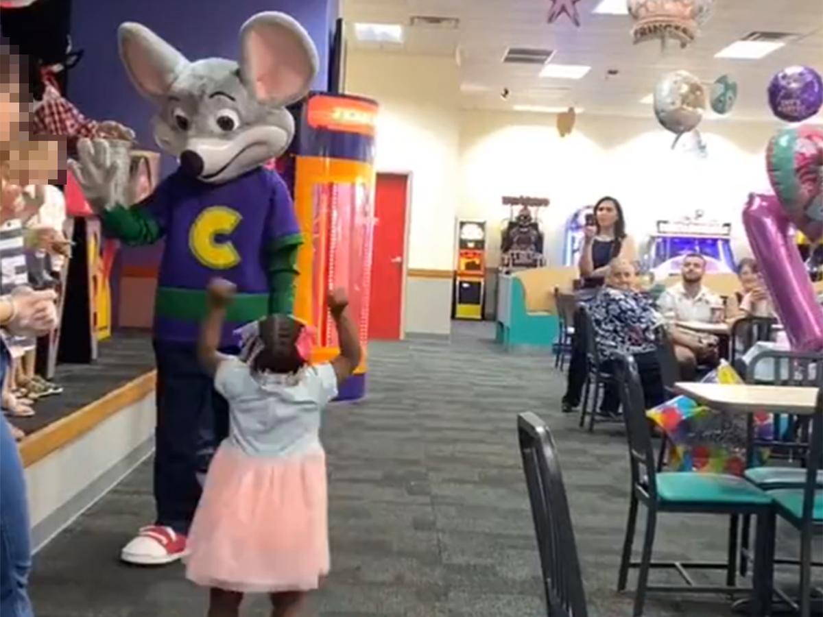 A woman has accused a mascot worker of ignoring her daughter (@belllahijabi/Twitter)