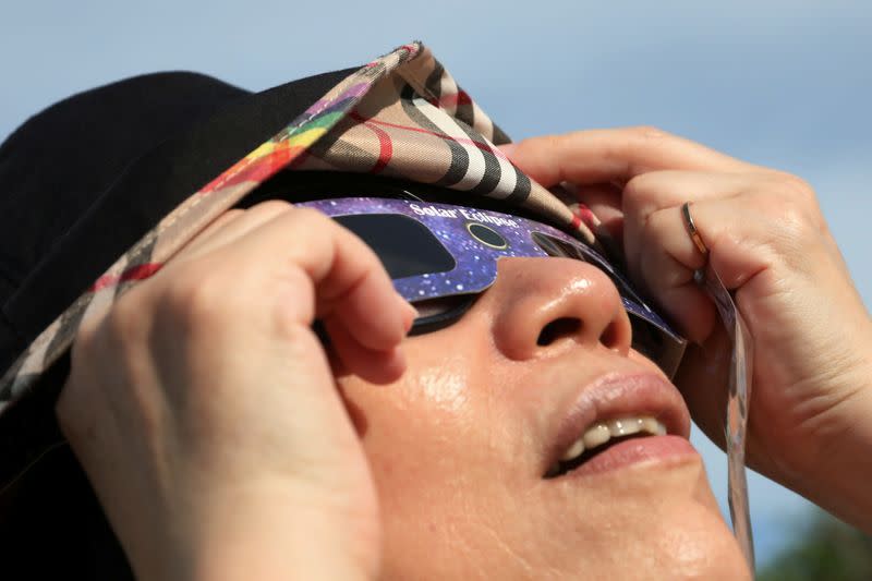 Un hombre observa el eclipse solar en el municipio de Budai, condado de Chiayi, Taiwán