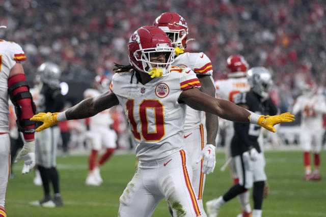 Patrick Mahomes sets record, Chiefs beat Raiders for AFC's top seed